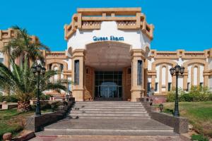 ein Gebäude mit Zugang zum Fitnesscenter Sharma in der Unterkunft Queen Sharm Aqua Park Hotel in Sharm El Sheikh