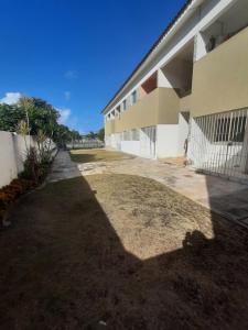 ein Gebäude mit einem großen Hof davor in der Unterkunft Casa proximo a praia in Paulista