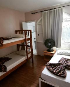 Двухъярусная кровать или двухъярусные кровати в номере Hostel e Pousada Tiradentes 774