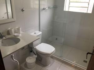 een badkamer met een douche, een toilet en een wastafel bij CASARÃO DA CASCATA in Gramado
