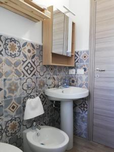 uma casa de banho com um lavatório e um WC em Casa Veronica em Marzamemi