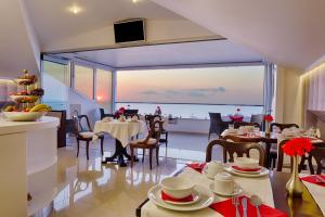 a dining room with a view of the ocean at Kymata in Paralia Katerinis