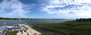 vistas a un río con un barco en el agua en Bayview Resort en Hampton Bays