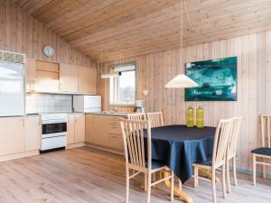 O bucătărie sau chicinetă la 4 person holiday home in Henne +11 fotografii