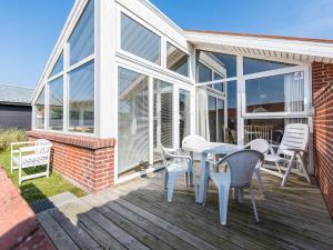 Un balcon sau o terasă la 4 person holiday home in Henne
