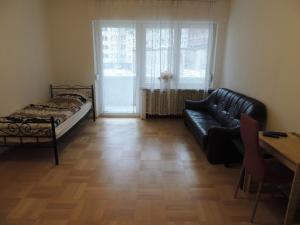 ein Wohnzimmer mit einem Sofa, einem Bett und einem Tisch in der Unterkunft Schönes Apartment in Essen in Essen