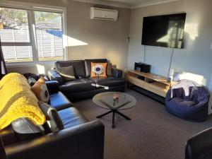 皮克頓的住宿－Outback on Broadway，带沙发和平面电视的客厅