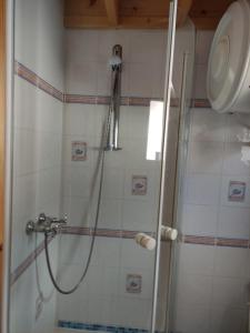 y baño con ducha, lavabo y aseo. en L'Anse Noire, en Saint-Valery-sur-Somme