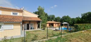 dom z basenem na podwórku w obiekcie Sunny Garden Villa with Pool w mieście Loborika