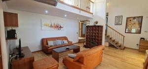 uma sala de estar com dois sofás e uma mesa em Sunny Garden Villa with Pool em Loborika