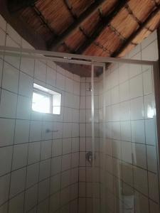 baño con ducha y ventana en Slubani, en Eshowe