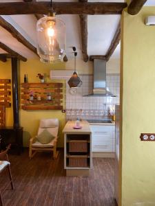 サアラ・デ・ラ・シエラにあるLos 4 Vientosの黄色の壁のキッチン(テーブル、椅子付)