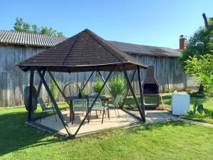 einen Pavillon mit einem Tisch und Stühlen im Hof in der Unterkunft Country House Aleš in Gornja Bistrica