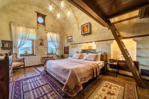 1 dormitorio con 1 cama grande en una habitación en Kale Konak Cappadocia, en Uchisar