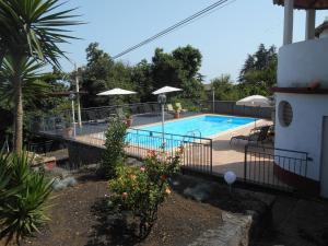 Pogled na bazen u objektu Al Villino Sunrise in villa con piscina ed idromassaggio ili u blizini