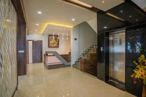 einen Flur mit einer Treppe in einem Haus in der Unterkunft Hotel New Panchratna in Ahmednagar