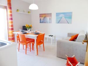 eine Küche und ein Wohnzimmer mit einem Tisch und Stühlen in der Unterkunft siciliacasevacanze - Villa Venere in Marina di Ragusa
