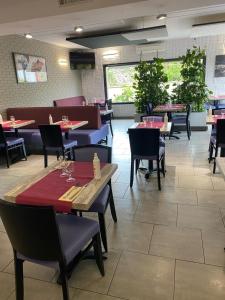 a restaurant dining room with tables and chairs at Hotel Restaurant Vesontio in Besançon