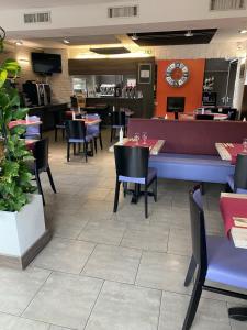 Hotel Restaurant Vesontio tesisinde bir restoran veya yemek mekanı