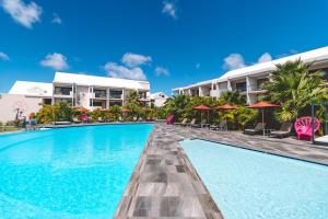 - une piscine en face du complexe dans l'établissement Hommage Hotel & Residences, à Baie Nettlé