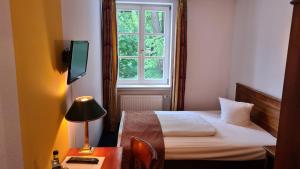 Postel nebo postele na pokoji v ubytování Hotel Königin Olga + 21 fotografií