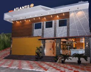 eine Darstellung eines Hauses mit einer beleuchteten Fassade in der Unterkunft Hotel Atlantis in Kumbakonam