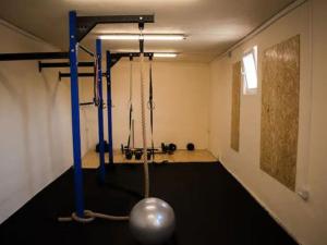Gimnasio o instalaciones de fitness de Beautiful apartment in between Split and Trogir