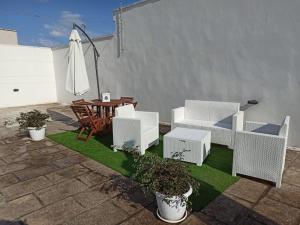 A seating area at La casa di Mimì... calore e accoglienza!