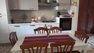 A kitchen or kitchenette at La casa di Mimì... calore e accoglienza!