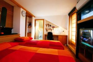 ローマにあるCasa Vacanza Dianaのベッドルーム1室(ベッド2台、薄型テレビ付)