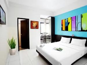 LeGreen Suite Ratulangi客房内的一张或多张床位