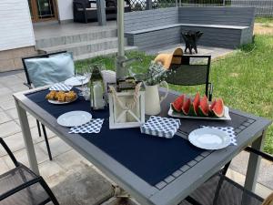 stół piknikowy z jedzeniem i arbuzem w obiekcie Lake View Holiday w mieście Podamirowo