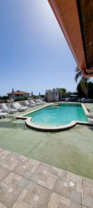 una gran piscina con tumbonas en Villa Maria con piscina e giardino privato, en Santa María