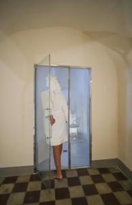 a woman is standing in a glass elevator at Regina Bianca - Camere, Suite & Spa - Sciacca in Sciacca