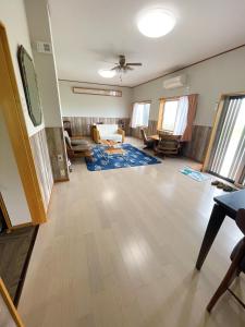 una sala de estar vacía con sofá y mesa en すずめのお宿 セキレイの間 最大5名 Wagtail Room Maximum of 5 people, en Kotohira