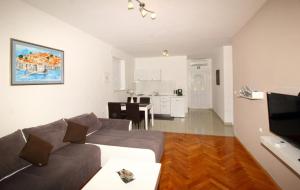 un salon avec un canapé et une table dans l'établissement Apartments Dubreta, à Cavtat 21 autres photos