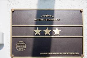 una placa de metal con estrellas en una pared en Hotel zum Kreuzberg, en Winterberg