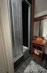 Un baño de FEWO im Kneipenviertel Altkötzschenbroda