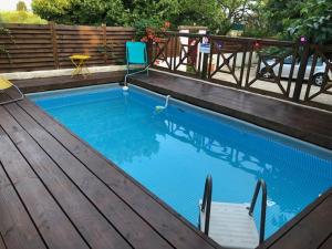 una piscina con terraza y una silla junto a ella en Villa Luciole, en Tarascon