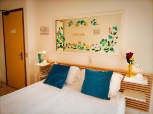 Postel nebo postele na pokoji v ubytování Le Petit Hotel