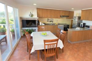 a kitchen and dining room with a table and chairs at Hospedium Galitrips Vila Maruja Corme in Corme-Puerto