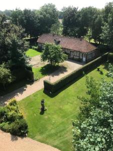 una vista aérea de un patio con una casa en Gîtes Manoir du Buquet, en Honfleur