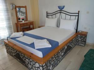 Stavros Beach Villas房間的床