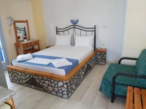 Stavros Beach Villas房間的床