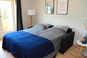 A bed or beds in a room at Forest Mountain Apartment