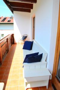 A seating area at Forest Mountain Apartment