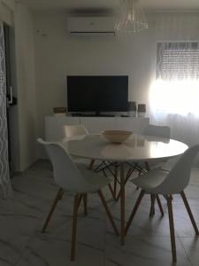 TV a/nebo společenská místnost v ubytování Apartmani Zlata