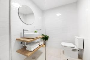 un bagno con lavandino, WC e specchio di Lanzarote Blue Senator a Costa Teguise Altre 6 foto