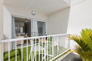 un balcone con una sedia bianca e un soggiorno di Lanzarote Blue Senator a Costa Teguise