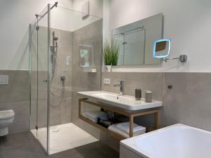 La salle de bains est pourvue d'un lavabo, d'une douche et de toilettes. dans l'établissement Alpenchalet Iseler, à Oberjoch